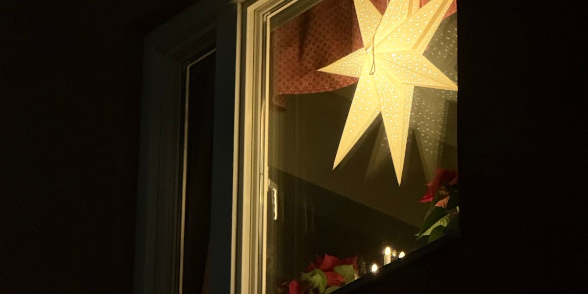 Fensterbeleuchtung Weihnachten: Batterie oder Netzstecker?