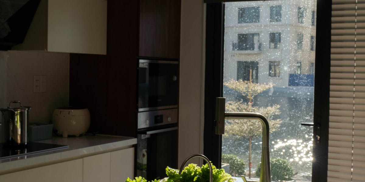 Küchenbeleuchtung über der Arbeitsplatte: Warum 500 Lux die Untergrenze sind, wieso die meisten Küchen unter ihrem eigenen Hängeschrank ein Schattenproblem haben — und welche Unterbauleuchten taugen