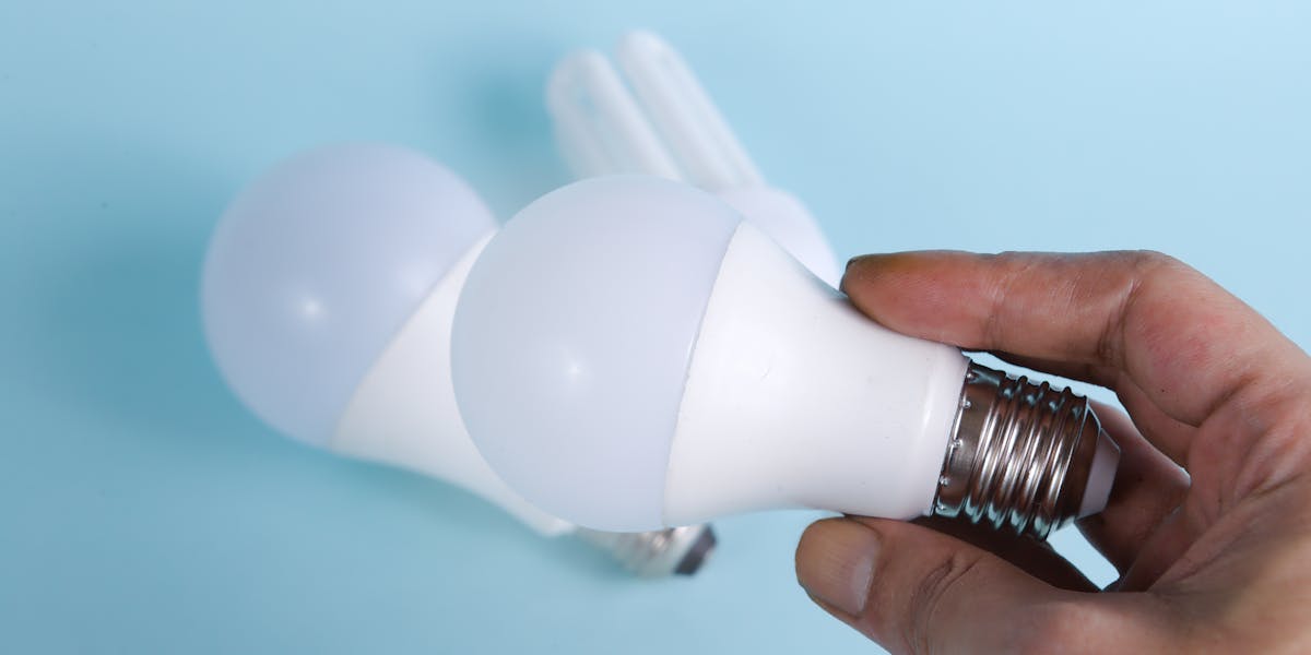 Wie gefährlich ist das Blaulicht aus Ihrer Deckenlampe wirklich? Was die Norm IEC 62471 misst, was die BAuA an 43 LEDs herausgefunden hat — und warum die Blaulichtbrille trotzdem Unsinn ist