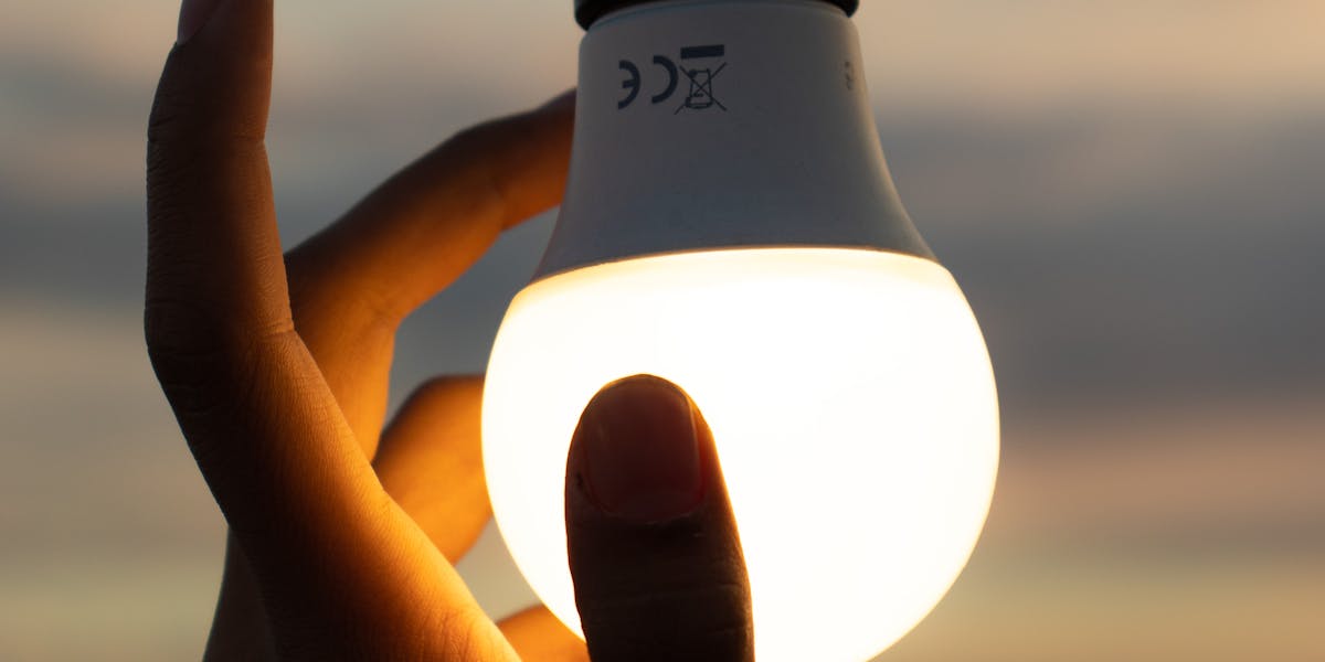 LED-Lampe glimmt nach dem Ausschalten: Warum Ihre Treppenhauslampe nachts wie eine Glühwürmchen-Disco pulsiert — und welche der vier üblichen Ursachen tatsächlich zutrifft