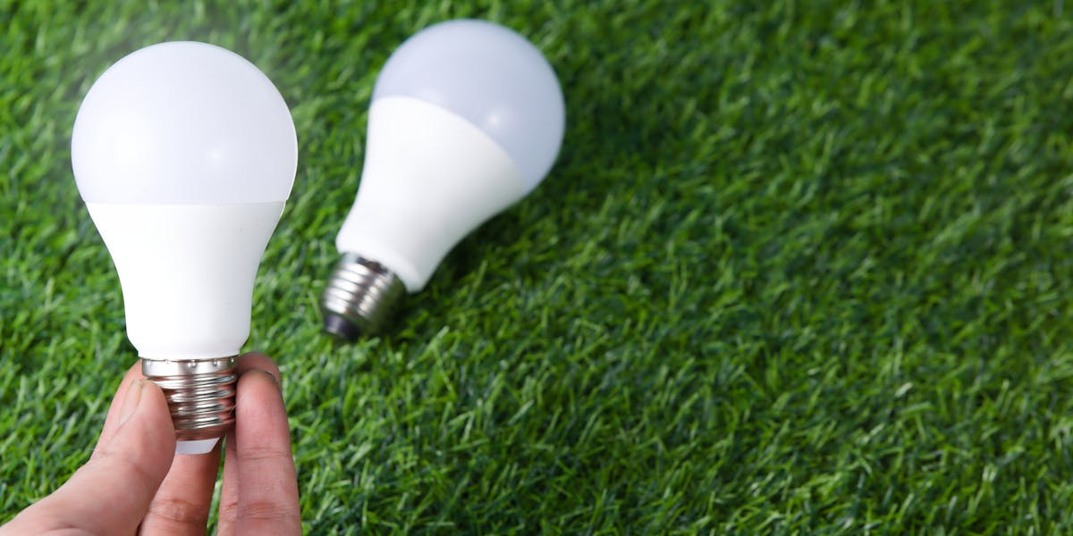 Warum die LED in Ihrer Küche jedes Jahr ein bisschen grünlicher leuchtet: Phosphor-Drift, Cerium-Cer-Degradation und der unsichtbare Alterungsprozess weißer LEDs, den niemand auf der Verpackung ausweist