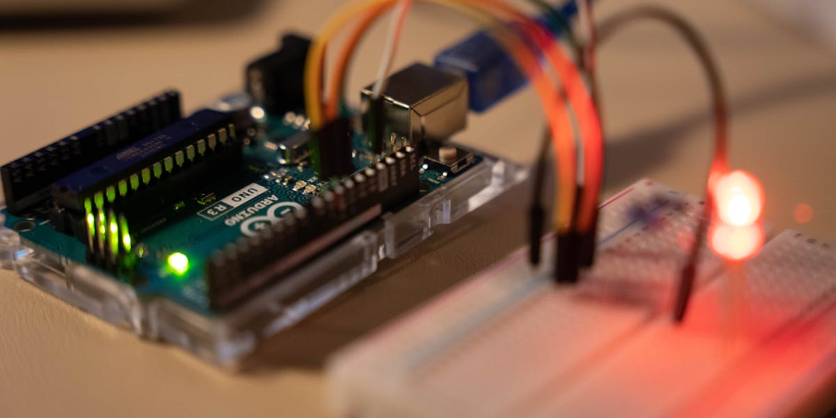 LED-Trafo brummt oder summt: Was Magnetostriktion mit Ihrem Wohnzimmer zu tun hat — und warum die richtige Last den Lärm in 80 Prozent der Fälle beendet