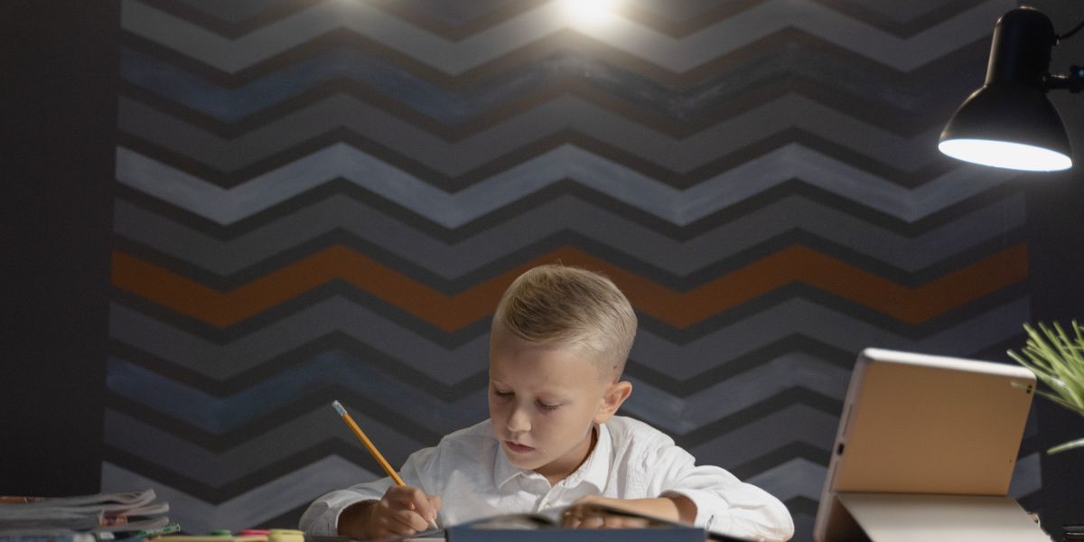 Licht für Hausaufgaben: Welche Lichtfarbe ein Kind am Schreibtisch braucht und was die Ulmer Schulstudie wirklich zeigt