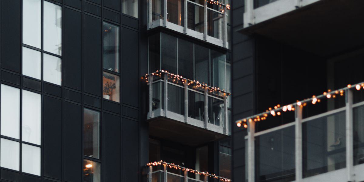 Lichterkette am Balkon befestigen ohne Bohren, auch zur Miete
