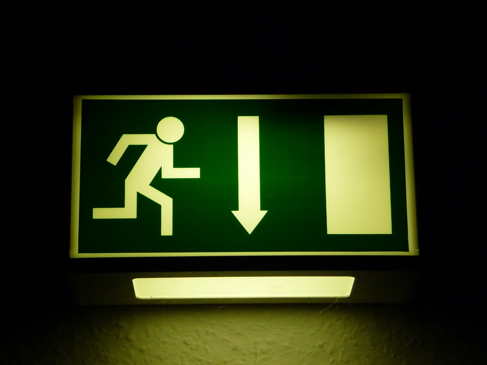 Notbeleuchtung im Wohngebäude: Wann DIN EN 1838 Pflicht wird