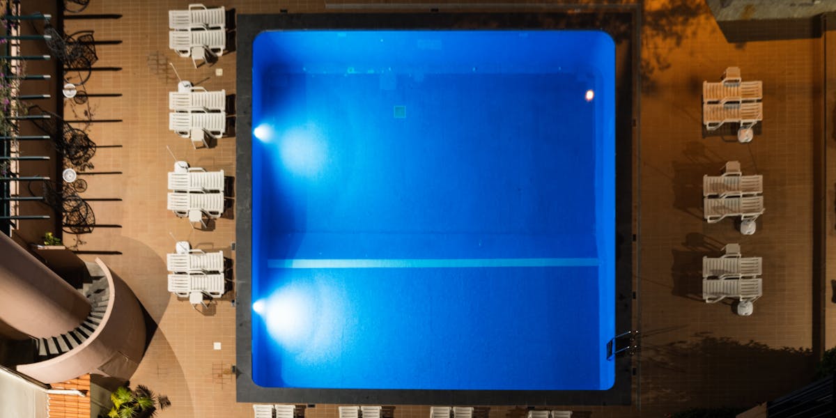 Poolbeleuchtung sicher: Was VDE 0100-702 verlangt, und warum 12 Volt im Wasser eine gute Idee sind