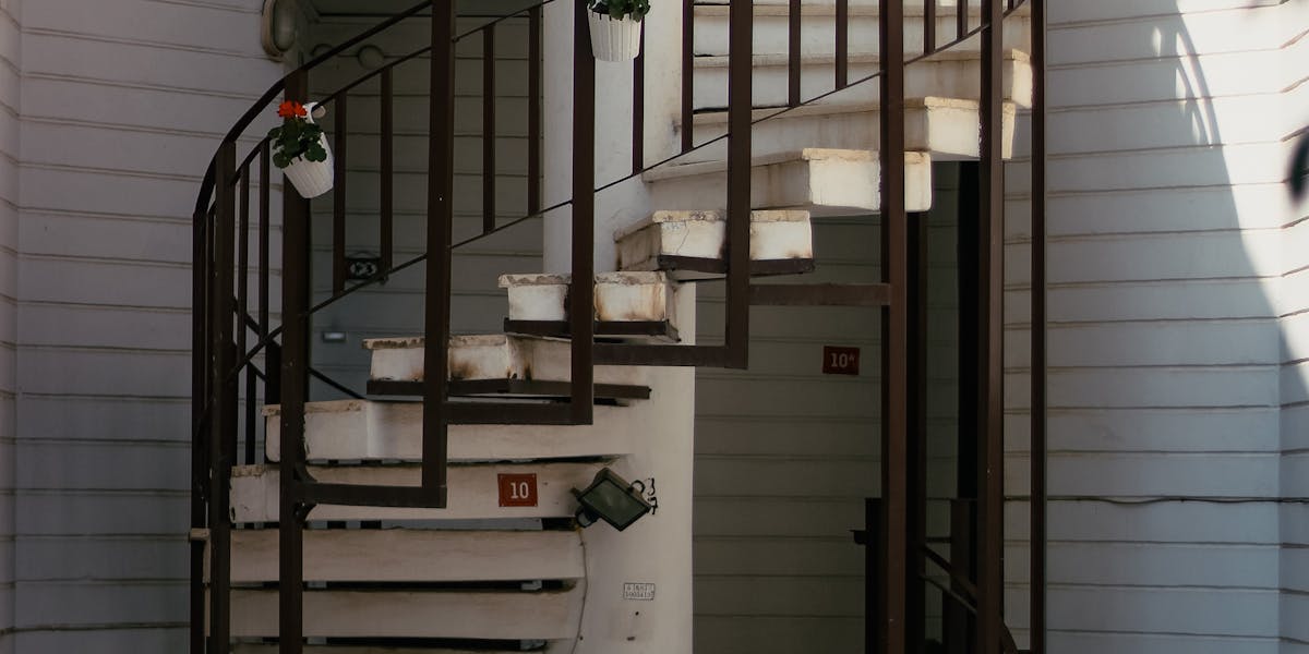 Treppenbeleuchtung im Mietshaus: Warum 100 Lux Pflicht sind und drei Viertel aller Treppenhäuser darunter liegen