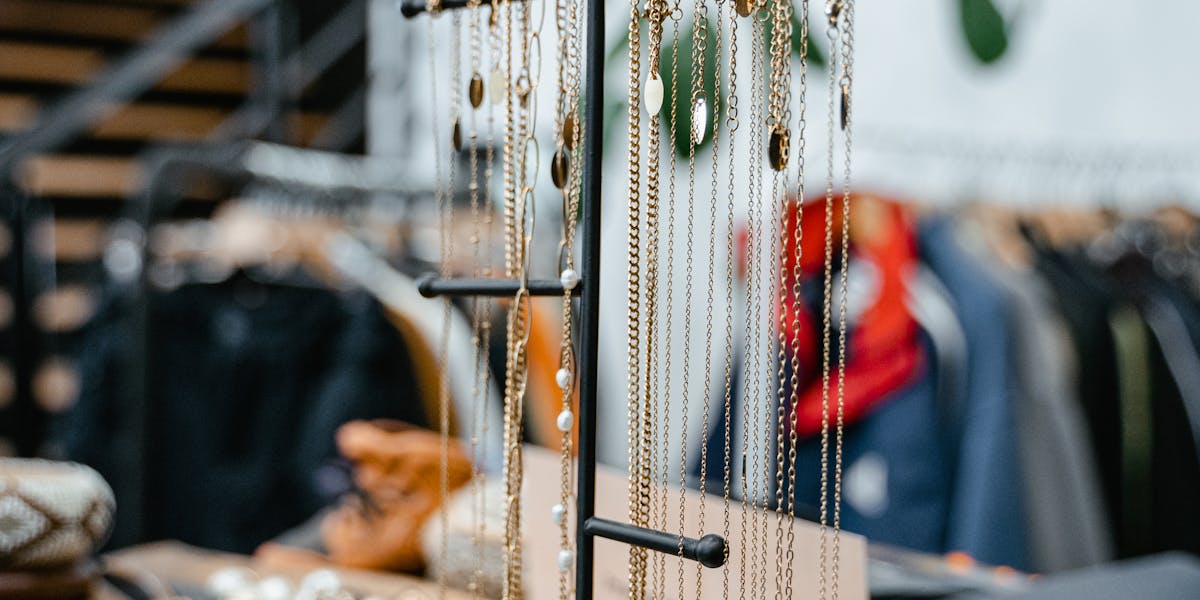 Vitrinenstrahler LED: Welche Bauform für welche Vitrine, was Schmuck und Sammlerobjekte wirklich brauchen, und wann sich Akku-Modelle lohnen