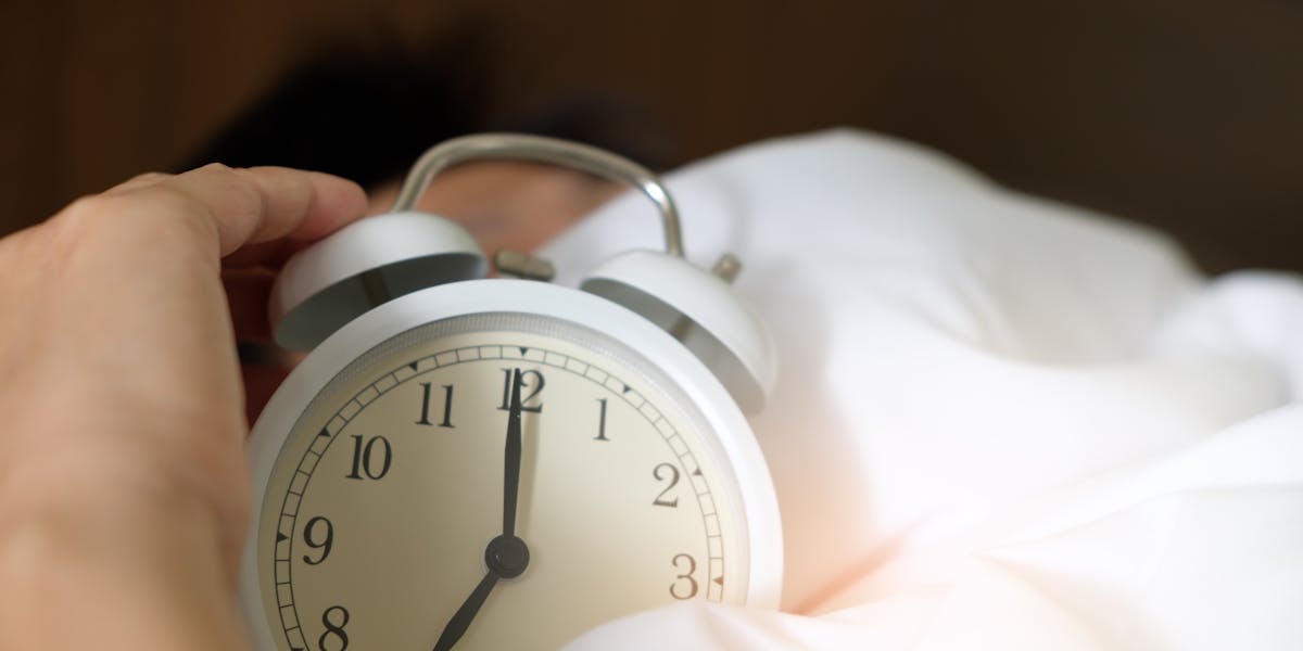 Wake-Up-Light im Vergleich 2026: Welcher Lichtwecker wirklich sanft weckt, was die Lux-Zahl bedeutet, und warum Philips, Lumie und Beurer unterschiedlich performen